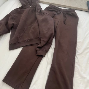 Gina tricot set  - Mjukis setter från Gina tricot som är helt slutsåld över allt. Hela setet kostar runt 600kr. Använd ett par gånger, inga skador. Säljer för halva priset. Hela settet ingår. Byxorna är i storlek xs och hoodien i storlek S 