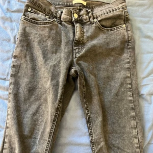 Grå jeans från Gina Tricot  - Jeansen är midrise, grå|svarta och i väldigt bra skick ❤️