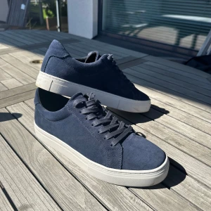 Vagabond sneakers - Säljer ett par stilrena blåa sneakers från Vagabond, storlek 42. Skorna är använda endast två gånger och är nästan som nya, säljer pga felaktig storlek 😊