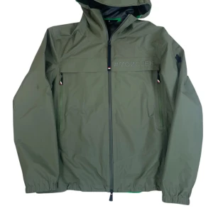 Moncler  - Moncler ”Shipton” vindjacka.  Storlek 3 / L. Super skick utöver nån liten fläck. Pris 3990kr finns att köpa på Fashionels.com 