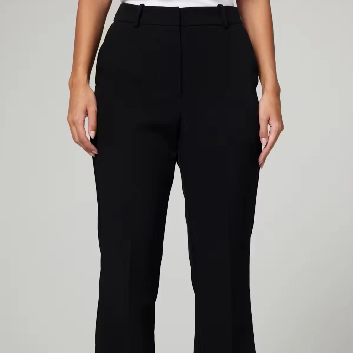 Svarta kostymbyxor med lite utsvängda ben