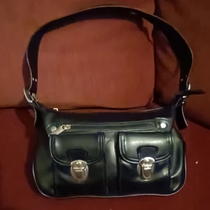 Svart Y2K handväska - Säljer en söt svart Y2K handväska från Åhlens.