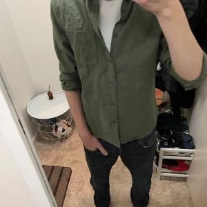 Olivgrön linneskjorta  - Snygg olivgrön skjorta i linne från Dressmann. 