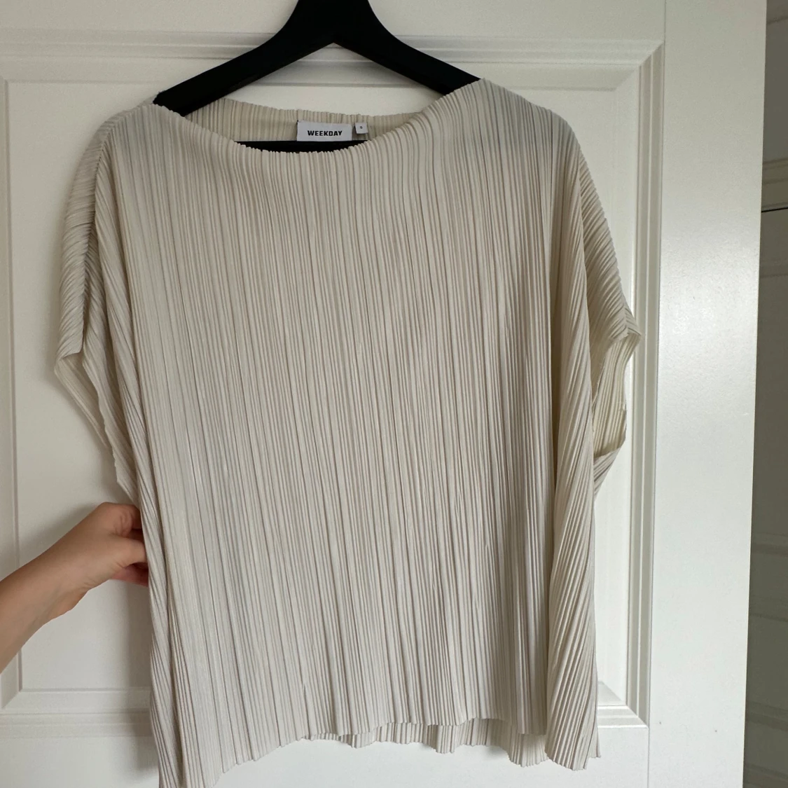 Plisserad vit topp från Weekday - 2