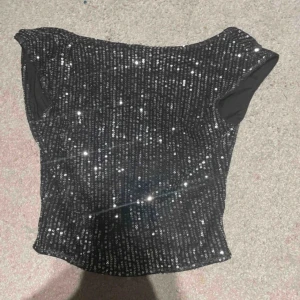 Svart glittrig topp med paljetter - Glittrig topp från shein oanvänd. Strl S