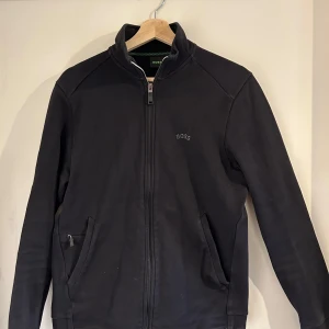 Boss Tröja - Säljer en Boss tröja i fint skick som ej passar längre. Köptes på Hugo Boss. Nypris: 1000kr Mitt pris: 300kr Möts upp i Sthlm eller fraktar