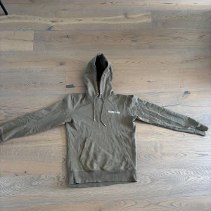 Helmut Lang Hoodie - Stilren hoodie från Helmut Lang, inga defekter och är i bra skick. Storlek M men sitter som S. Bara att skriva om du undrar något🙌