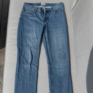 Blå jeansbyxor från 157 - Säljer ett par blå jeansbyxor från lager 157 i storlek M. Byxorna har raka ben, medelhögmidja och knappar i gylfen. 
