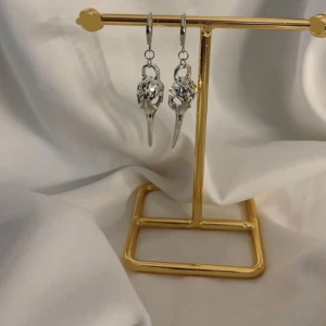 Örhängen  - Så snygga örhängen finns i guld och silver.  Köp för 99kr/st Eller par för 179kr Modell 047/ 092