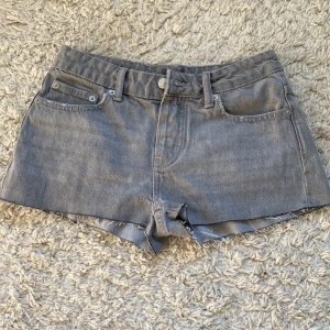 Lågmidjade grå jeansshorts - Säljer ett par grå jeansshorts som är lågmidjade med lite fransigt på kanten. Kan diskutera pris om man vill❤️❤️