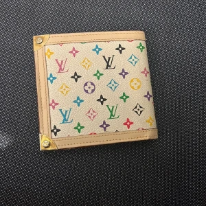 Lv plånbok - Lv plånbok collab rainbow original cirka 6000 nan byta pris 2000 kan diskuteras