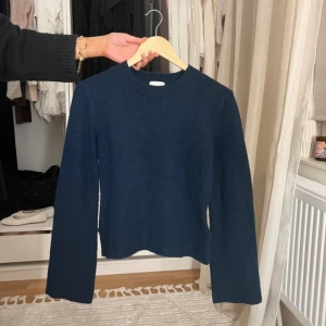 Marinblå stickad tröja - Säljer en jättefin marinblå stickad tröja från H&M. Tröjan är lite nopprig, men kan ta bort med en noppborttagare innan jag skickar iväg den. Kontakta mig gärna vid frågor eller för fler bilder!
