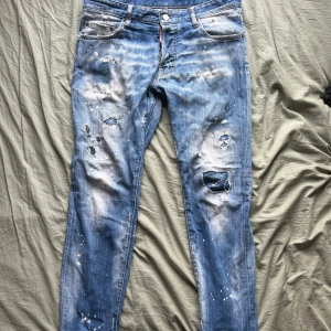 Dsquared2 jeans - Dom är i ganska bra skick men de har varit hål i mellan benen som har blivit lagat med lapp och sy maskin (bild 5) men de är inget man ser om man har på sig dom förutom om man sitter ner 
