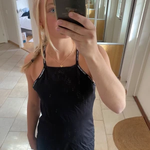 Svart kortklänning Calvin Klein Jeans  - En söt svart kortklänning från Calvin Klein Jeans. Använd en gång, helt av viskos, zip på sidan. 