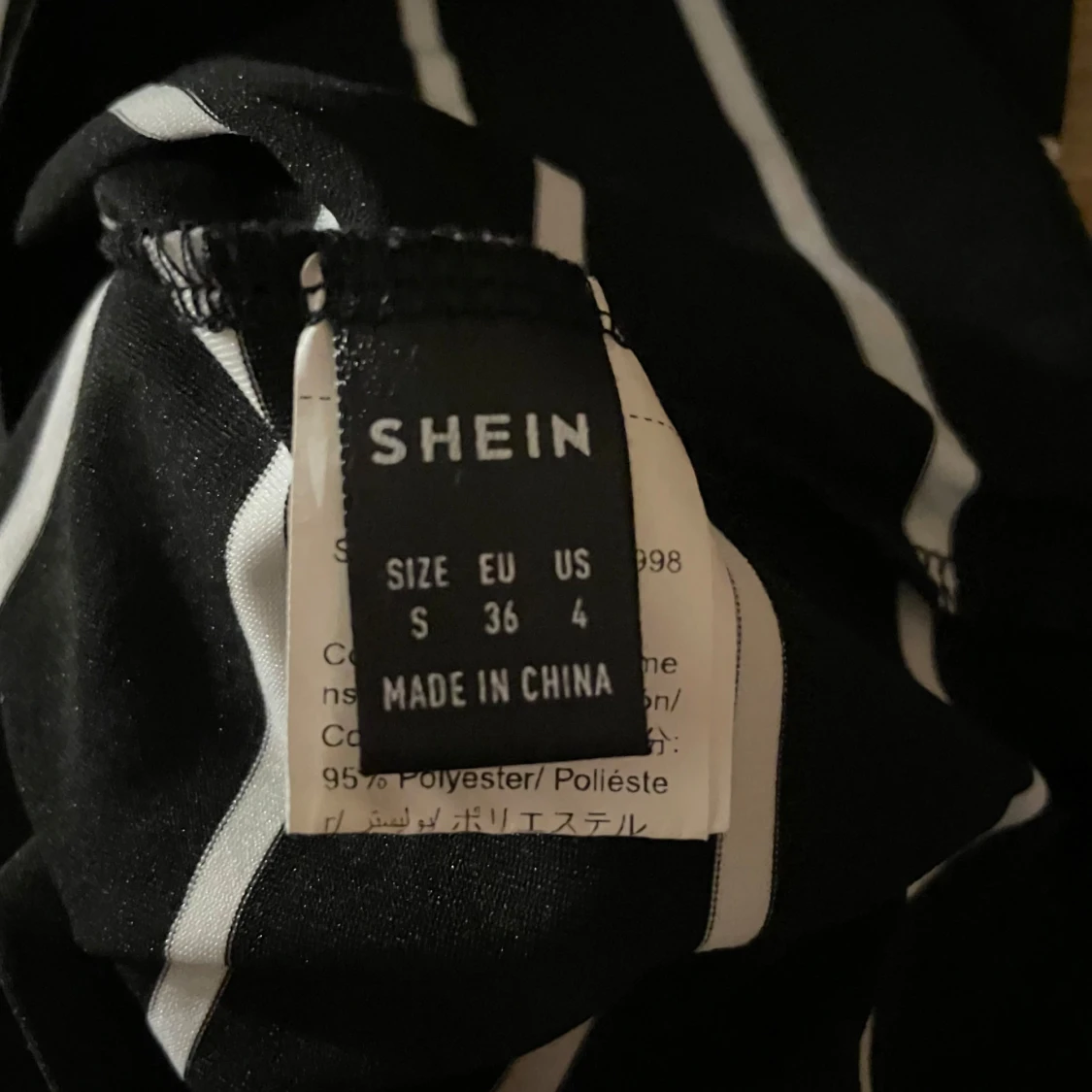 Svart och vit randig klänning från SHEIN - 3