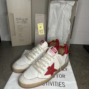 Golden goose ballstar - Tja säljer nu mina golden goose ballstars. Då jag behöver pengar. Storlek 43 och är väldigt bra skick. Allt og följs med. Skriv för mer info!