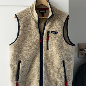 Beige fleeceväst från Patagonia - Patagonia fleece ö, storlek M sparsamt använd fint skick
