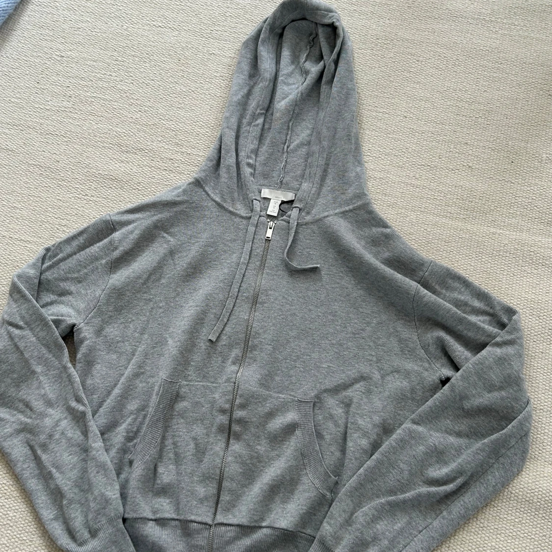 Grå stickad hoodie med dragkedja - 2