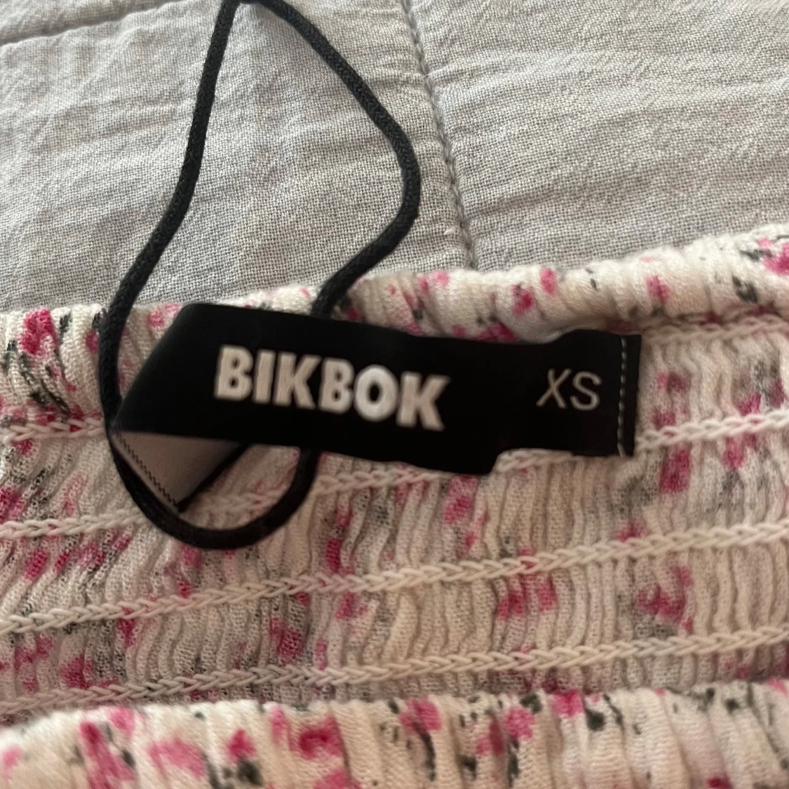 Vit blommig volangkjol från BikBok - 3