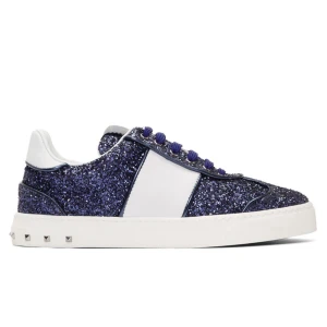 Valentino skor - Flycrews i storlek 40. Öppen för byten eller att sälja vid bra pris. Skriv om ni har frågor eller vill ha fler bilder!💘Låda med  dustbag och  extra skosnören följer med! Skorna slutade produceras för några år sedan. Några nitar har lossnat längst bak men syns inte och går att fästa nya jättelätt!