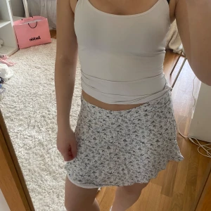 Vit blommig kortkjol - Supersöt vit kjol med blomstermönster!