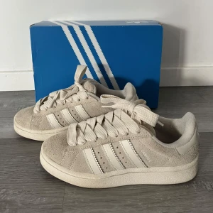 Beige Adidas Campus sneakers - Adidas Campus sneakers i beige. De är i väldigt bra skick! Det medföljer två till olika skosnören. Säljer då dem inte kommer till användning 🤗