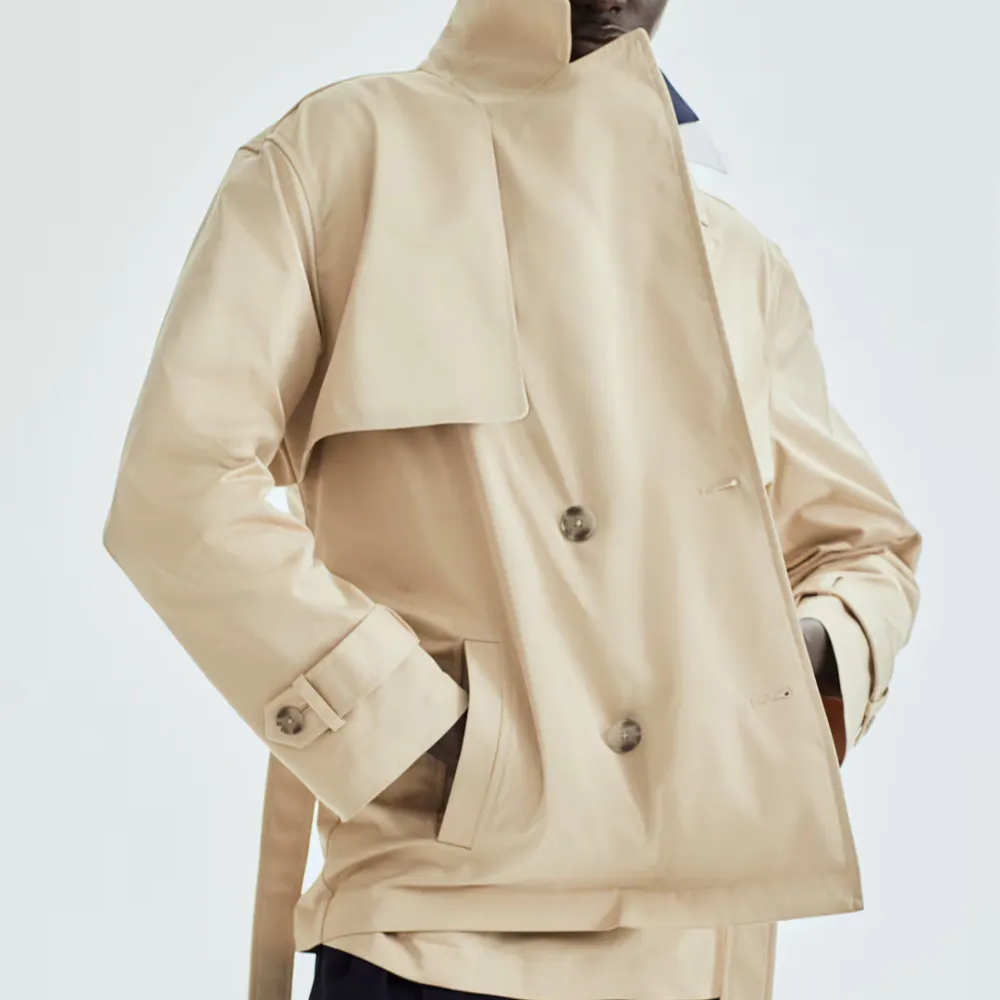 Snygg beige trenchcoat med dubbelknäppning och bälte i midjan. Aldrig använd så i nytt skick! Nypris 550kr. Takit.