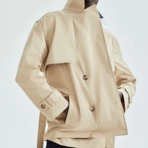 Beige trenchcoat med bälte - Snygg beige trenchcoat med dubbelknäppning och bälte i midjan. Aldrig använd så i nytt skick! Nypris 550kr