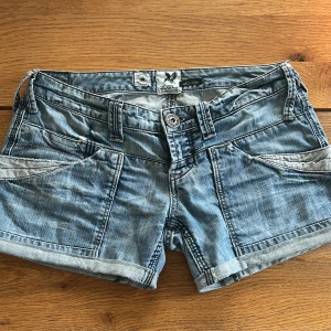 Lågmidjade jeansshorts - Snygga blå jeansshorts från River Island. Skulle säga storleken är xs-s. Midjemåtten är 39 tvärs över kontakta vid frågor och funderingar☺️