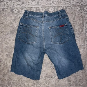 Jeansshorts från Green House - Snygga jeansshorts från Green House. De har en normal passform och är dekorerade med broderade kvinnosymbol 💜💜