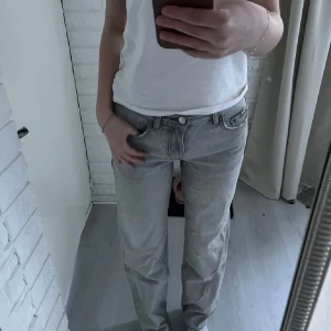 Grå jeans - Snygga gråa straight jeans från Gina tricot 