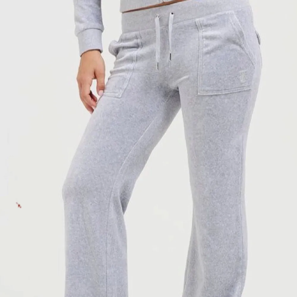 Säljer ett par grå mjukisbyxor från juicy couture. De är i bra skick och Sitter typ lowwaist. Jätte fina verkligen. Skriv för fler frågor o bilder . Farkut & Housut.