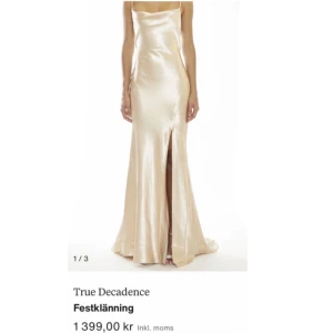 Champagnefärgad långklänning/ balklänning från True Decadence - Säljer en elegant champagnefärgad balklänning från True Decadence. Klänningen har smala axelband, slits framtill, öppen i ryggen och är tillverkad i ett glansigt satinliknande material. Jag har bara använt den en gång så den är i väldigt bra skick. Perfekt för bal eller fest! 💫Priset kan diskuteras.