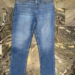 Blå Lee jeans  - Säljer ett per helt oanvända ljusblå Lee jeans, storlek 15-16 år. Pris går såklart att diskutera! 