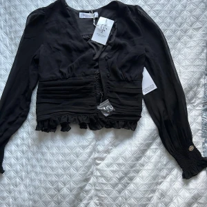 Svart blus  - Säljer en helt oanvänd Chiara Forthi blus. Superfin till fina tillfällen men även på vardagen. Lappen sitter fortfarande kvar. 