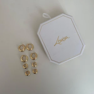 Guldiga örhängen - Fina guldiga hoops från Lovisa i guldpläterad rostfritt stål. Endast provade så jättefint skick.