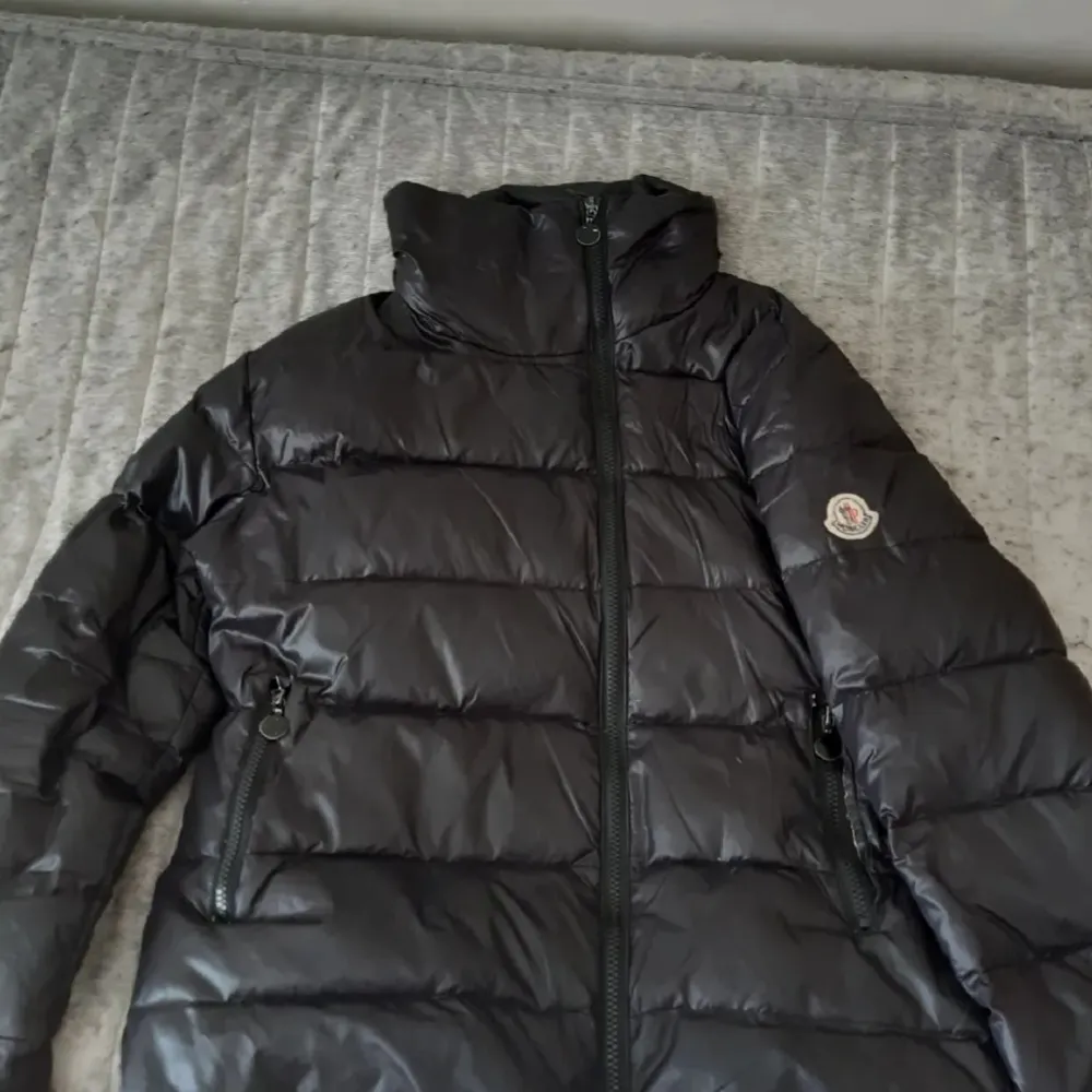 Säljer en snygg svart dunjacka från Moncler. Snabbt frakt . Takit.
