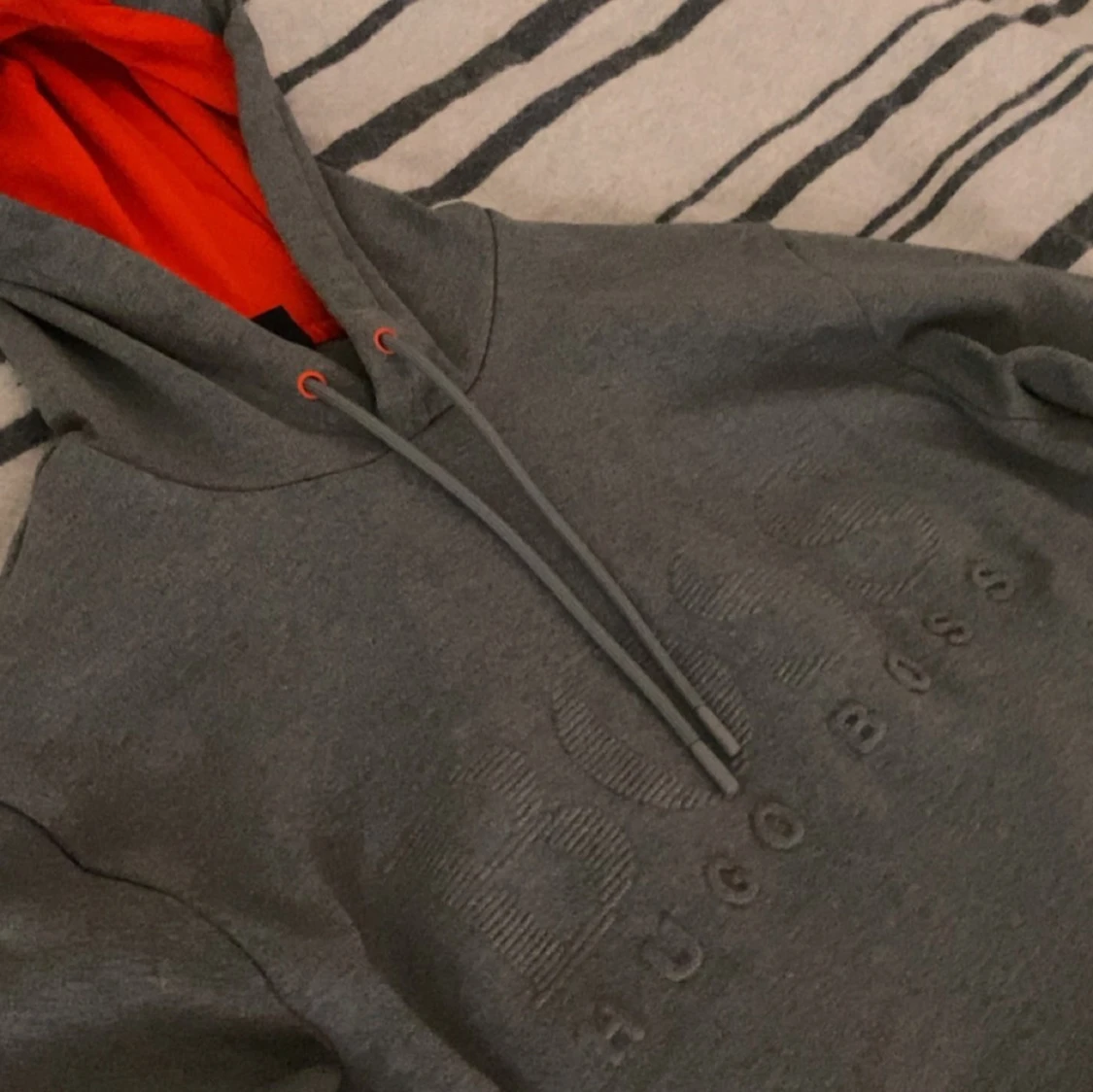 Grå hoodie från Hugo Boss med röd huva - 1
