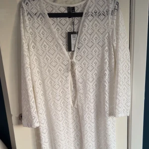 Snygg coverup🤍 - Coverup till t.ex stranden. Den är aldrig använd, lapparna sitter kvar💗 nypris: 349kr