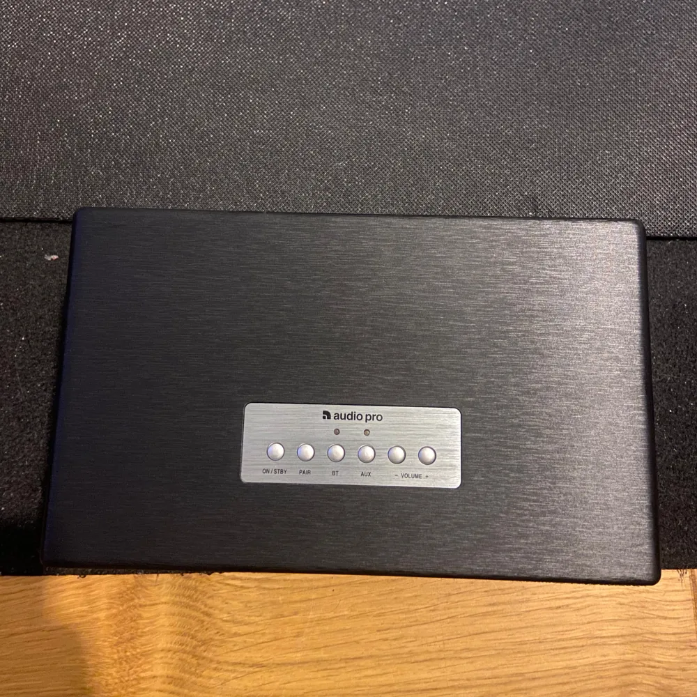 Säljer en stilren trådlös högtalare BT5 från Audio Pro. Den har en elegant design med svart tyg och en diskret logotyp. Perfekt för att streama musik via Bluetooth. Kommer i originalförpackning med alla tillbehör. Ny pris 1600 mitt pris 1200. Muu.