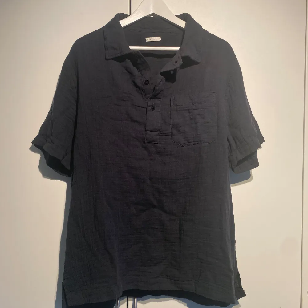 Studio Total kortärmad skjorta i svart färg. Enormt bekväm och perfekt inför sommaren. Luftig och rymlig. Storlek M. Sparsamt använd och i fint skick. Nypris 699kr. Fler bilder kan du få i DM. . Paidat.