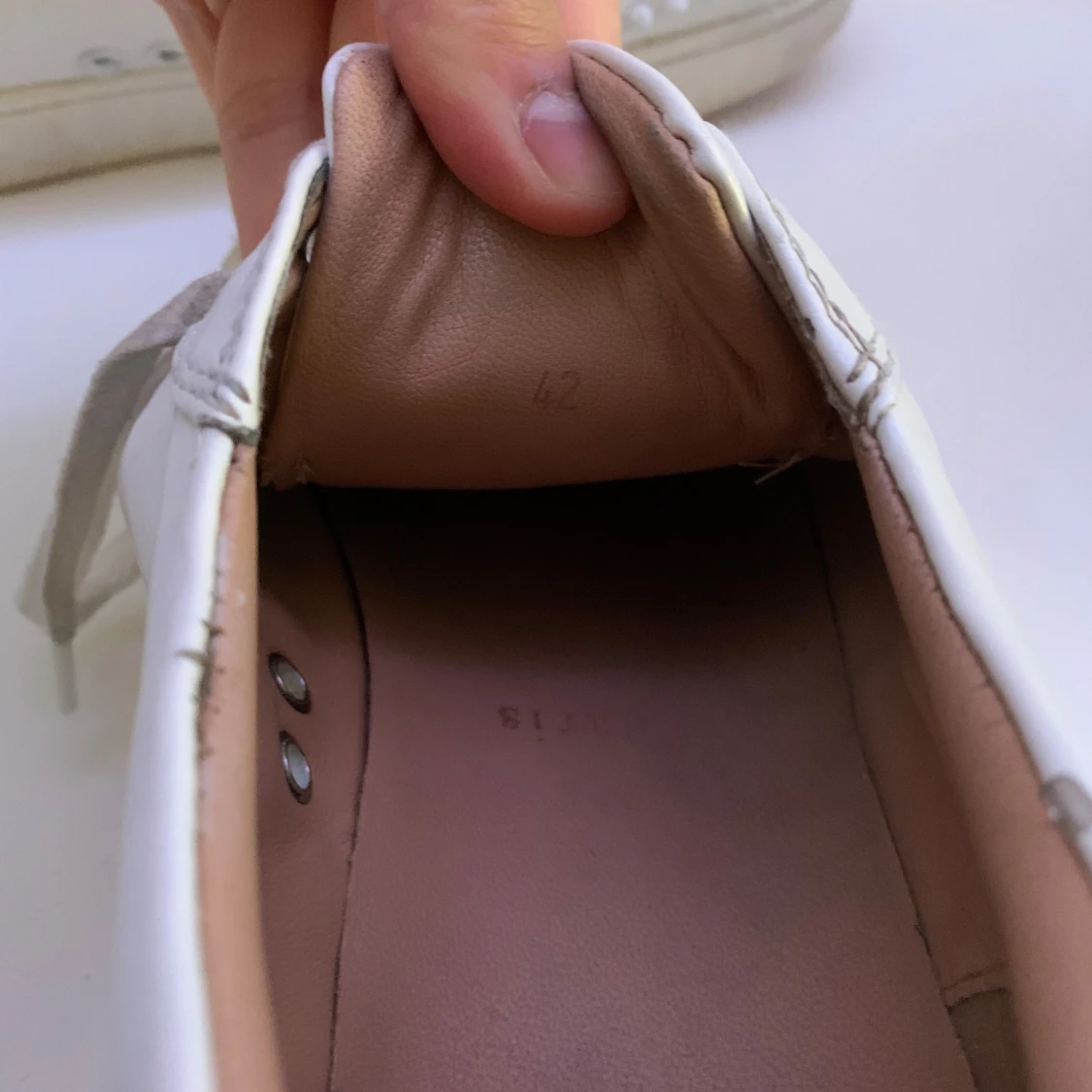 Vita sneakers med nitar från Christian Louboutin - 3