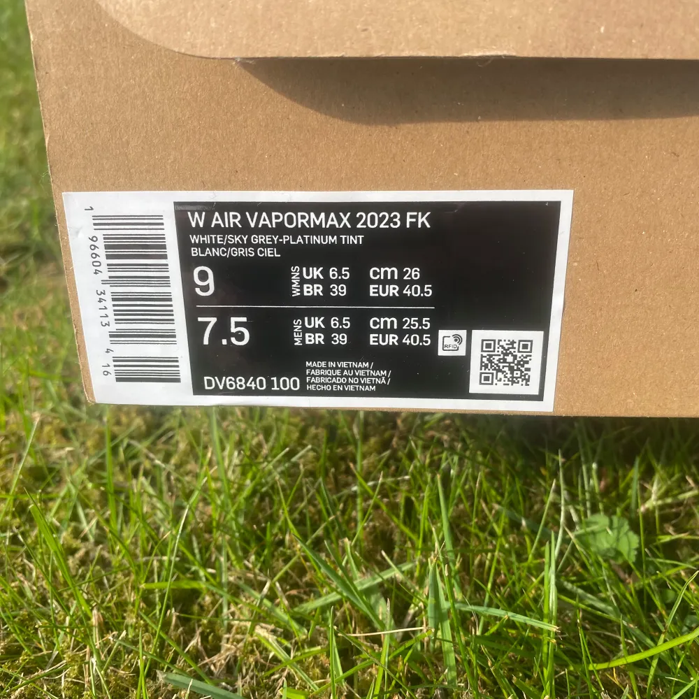 Jag köpte dessa vapormaxes på jd sports i Danmark förra sommaren och har bara använt dem ett par gånger. De är i väldigt bra skick. Storlek 40.. Kengät.