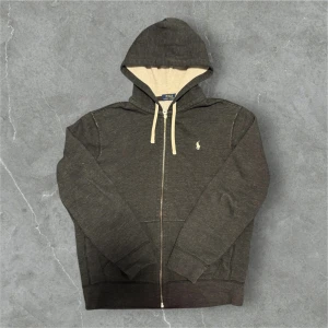 Polo Ralph Lauren Zip Hoodie MörkGrå - 📍Storlek: L  💪🏽Skick: Mycket bra!  📐Mått: Längd:69cm Axelbredd:50cm  💸Köp fler plagg för att få billigare pris  ✅Äkthetsgaranti 