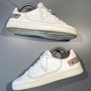 Valentino Skor - Hej! Säljer nu mina skor från märket Valentino, storlek 38 bra skick, givetvis äkta. Tveka inte på att höra av dig om du har frågor eller funderingar kring skorna! 