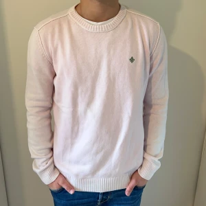 Morris Tröja - Snygg Morris tröja i färgen ros/ljusrosa! Tröjan är i ett mycket fint skick och i storlek medium, jag på bild är 177cm