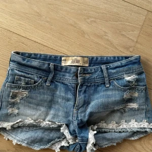 Lågmidjade jeans shorts - Säljer mina jeans shorts från hollister då jag inte får användning för dom. Dom är i bra skick då jag inte använt dom så mycket 