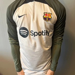 FC Barcelona långärmad tränings-topp - Den har ett litet hål vid armen. Mycket bra skick annars