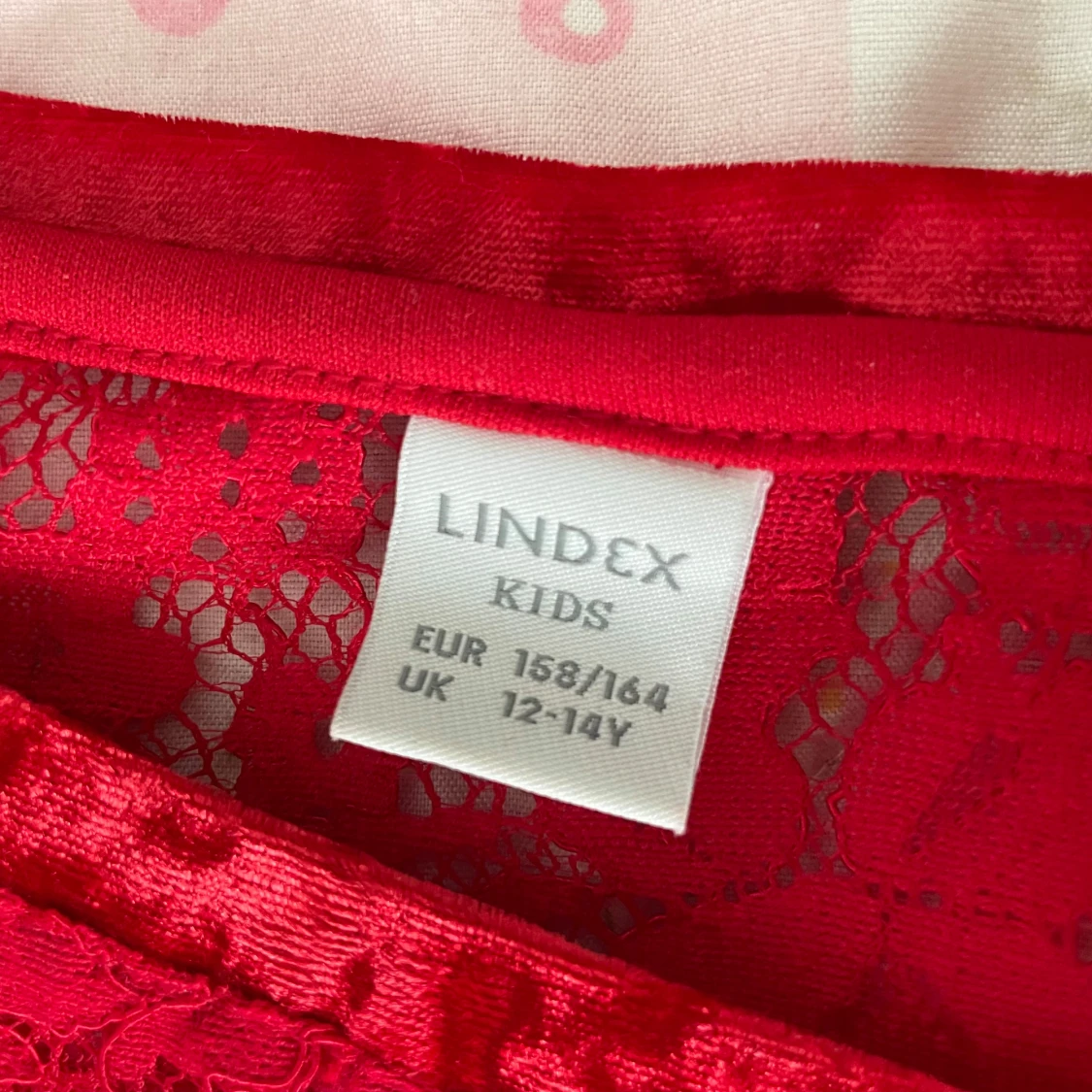 Röd sammetsklänning med spetsärmar från Lindex - 2