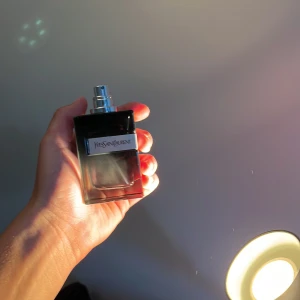 YSL Y EDP - Sälker Yves saint Laurent y edp parfym, riktigt god. Köpt från plick (ingen box) 50 / 60 ml kvar, sparsamt använd. Nypris runt 1000 kronor mitt pris 550, priset är EJ hugget i sten!